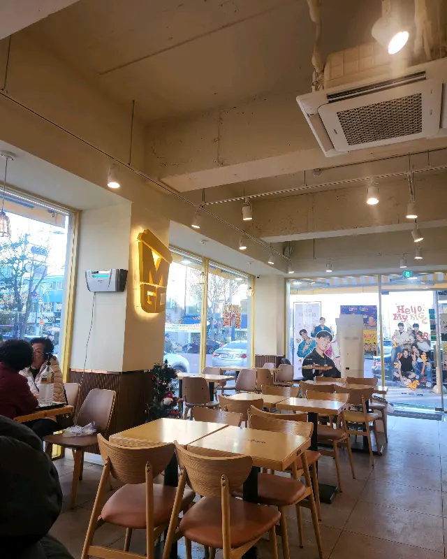 카페 내부 전경