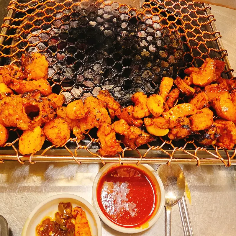 노릇하게 구워진 꽃대창과 특양