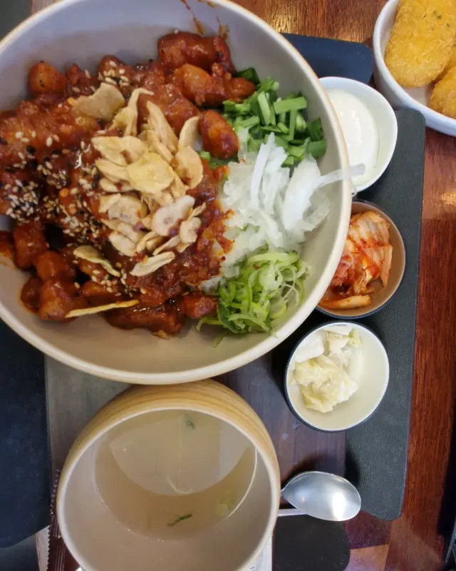 곱창덮밥의 매콤한 비주얼