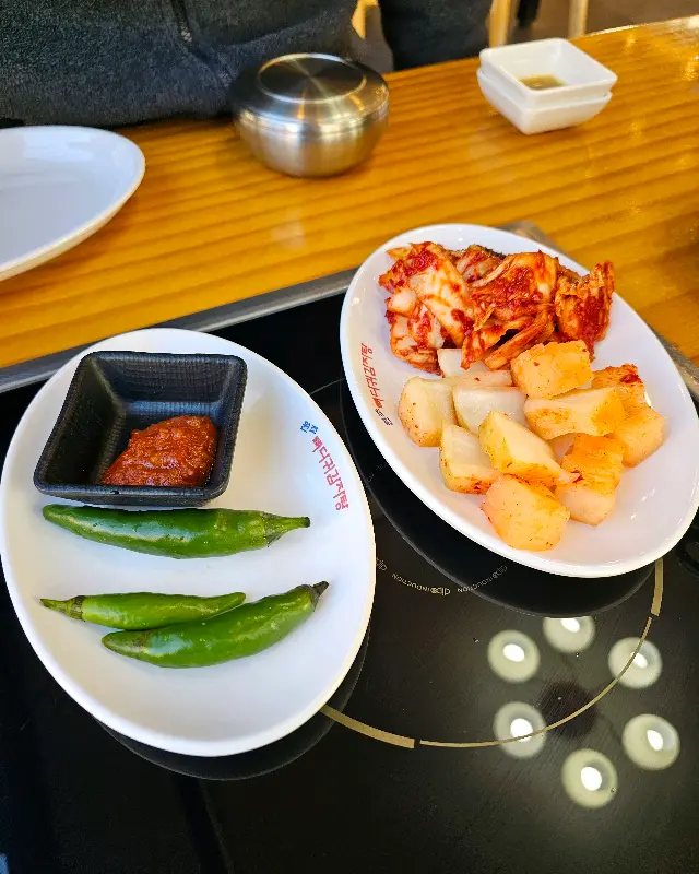 원조뼈다귀감자탕에서 제공되는 밑반찬