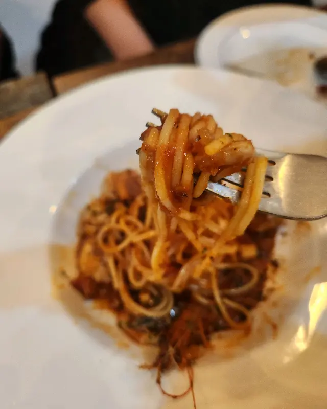 포크에 감긴 해산물 토마토 파스타