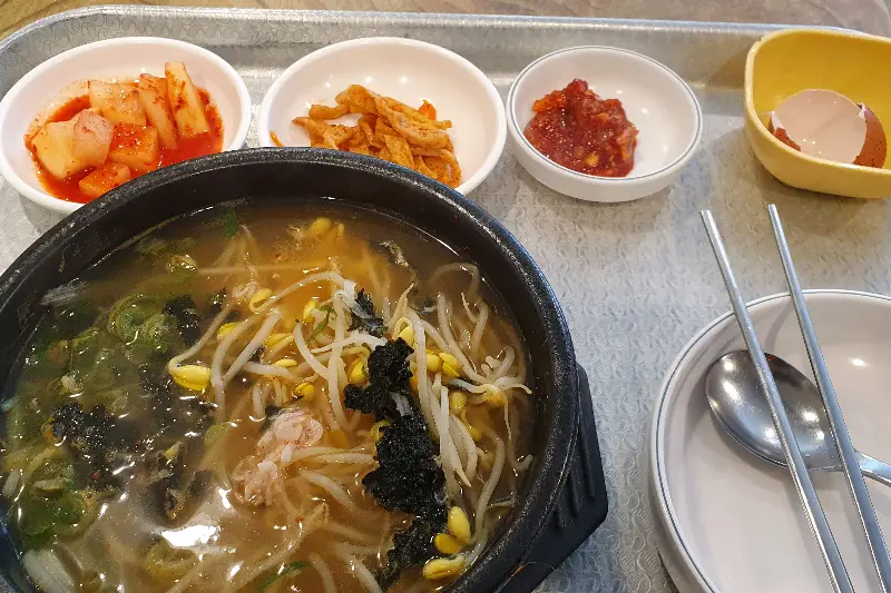 콩나물국밥 한 상 차림