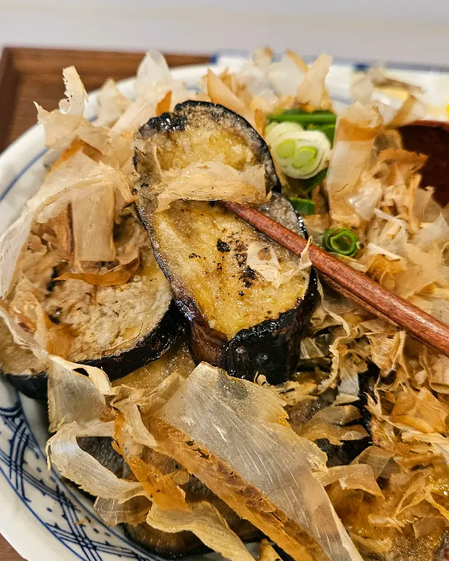 가쓰오부시가 듬뿍 올려진 튀긴 가지 초밥