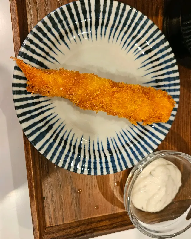 갓 튀겨져 나온 바삭한 새우튀김