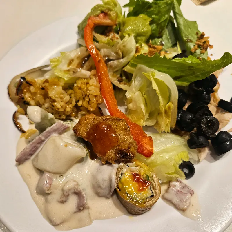 초밥 코너의 다양한 초밥들