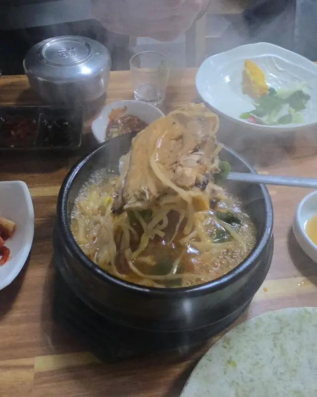 뚝배기 속 뼈와 우거지