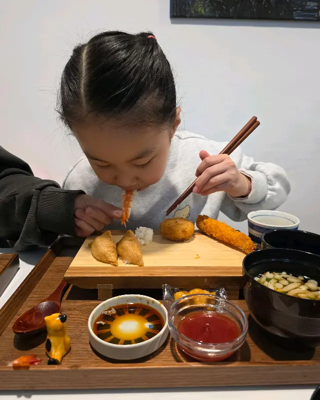 어린이 세트를 맛있게 먹는 아이의 모습