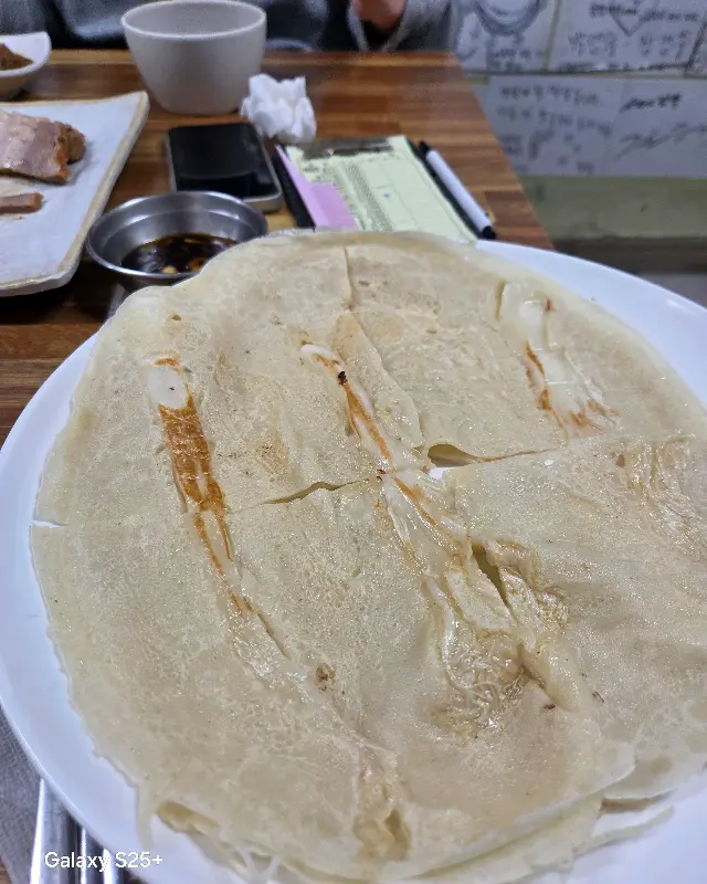 담백하고 깔끔한 메밀전