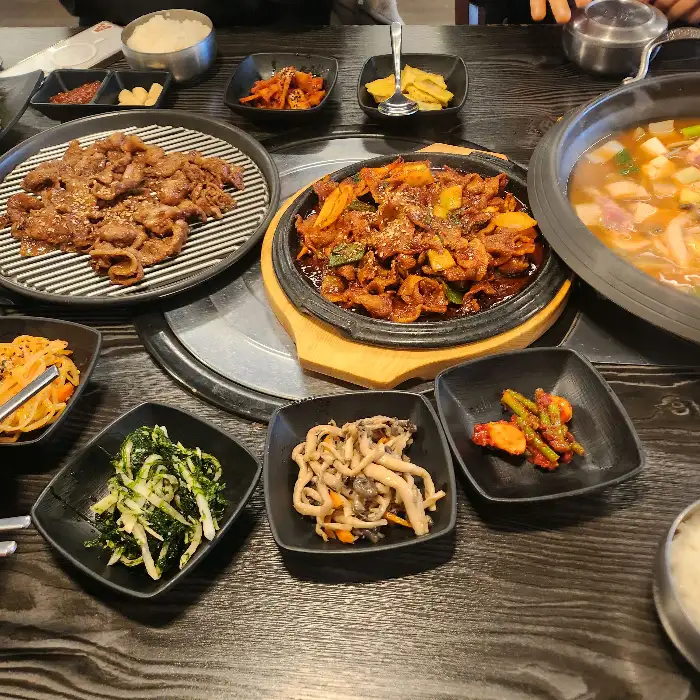 푸짐하게 차려진 돼지고기 요리와 찌개, 밥