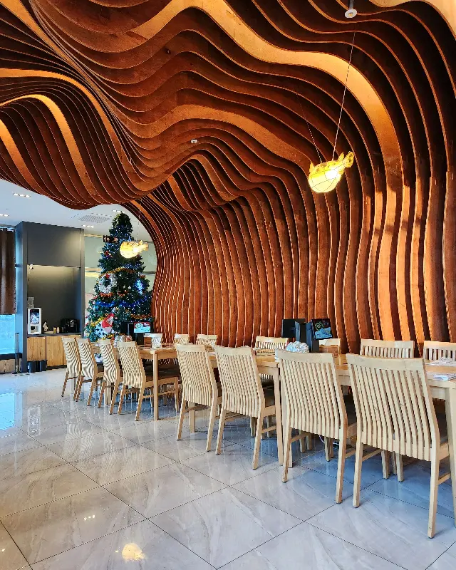 복터진집의 넓고 깔끔한 내부