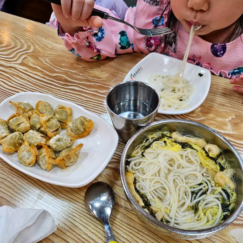 깔끔하고 편안한 분위기의 매장