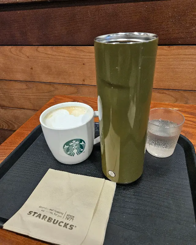 스타벅스 텀블러와 라떼