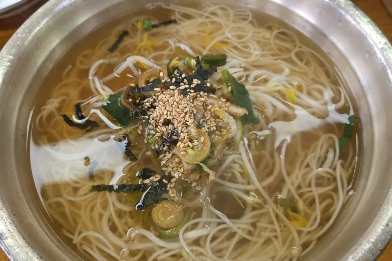 멸치육수가 진하게 우러난 잔치국수