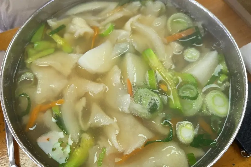 시원하고 깔끔한 국물이 일품인 수제비