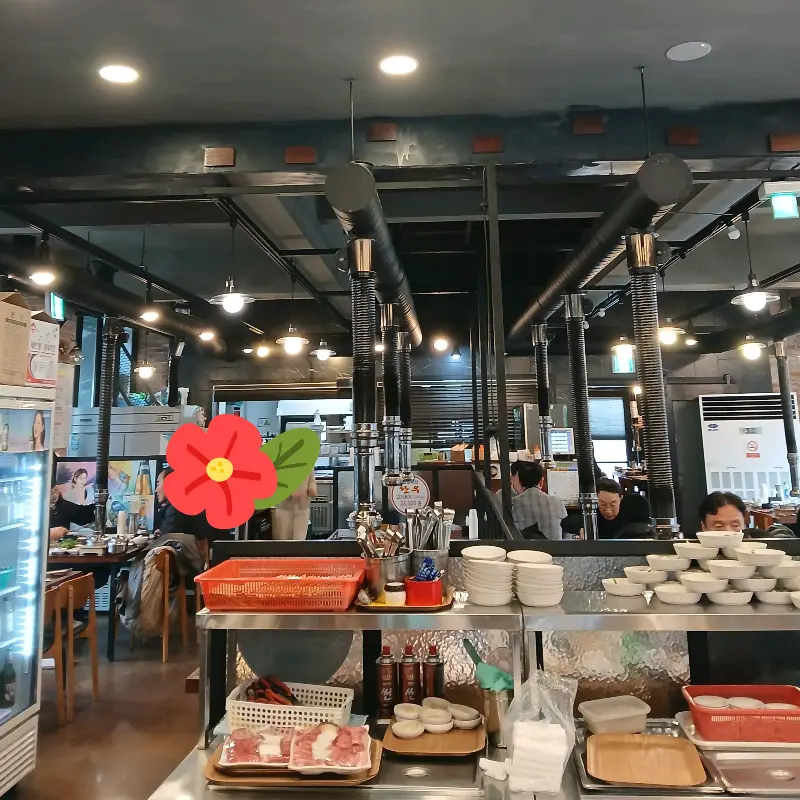 넓고 쾌적한 식당 내부