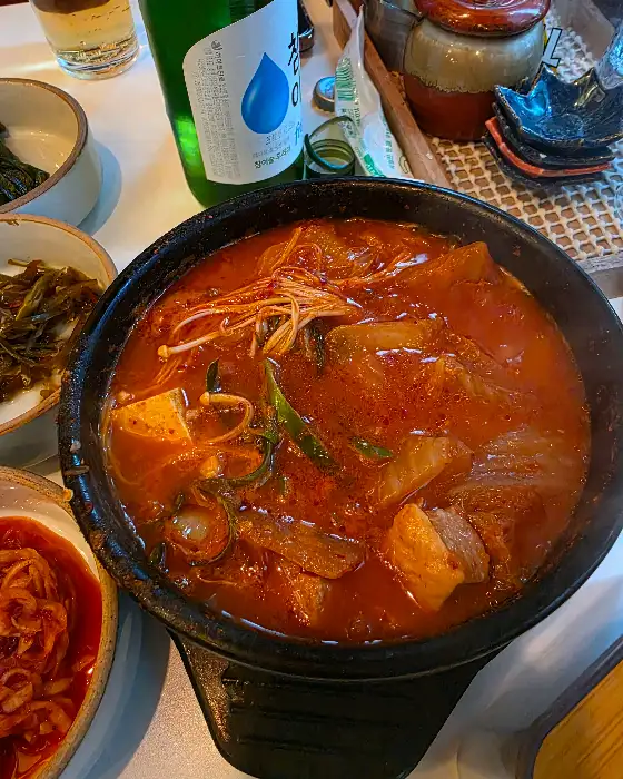 김치찌개와 곁들임 반찬이 놓인 테이블