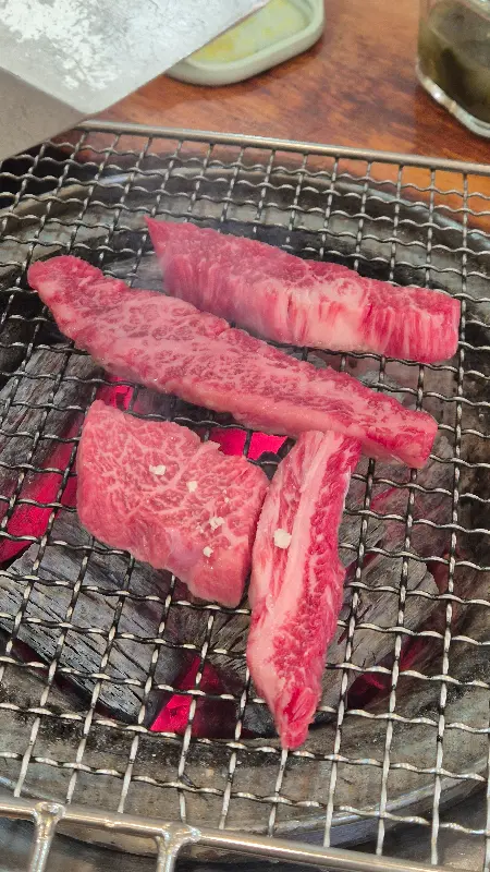 숯불 위에서 맛있게 익어가는 한우