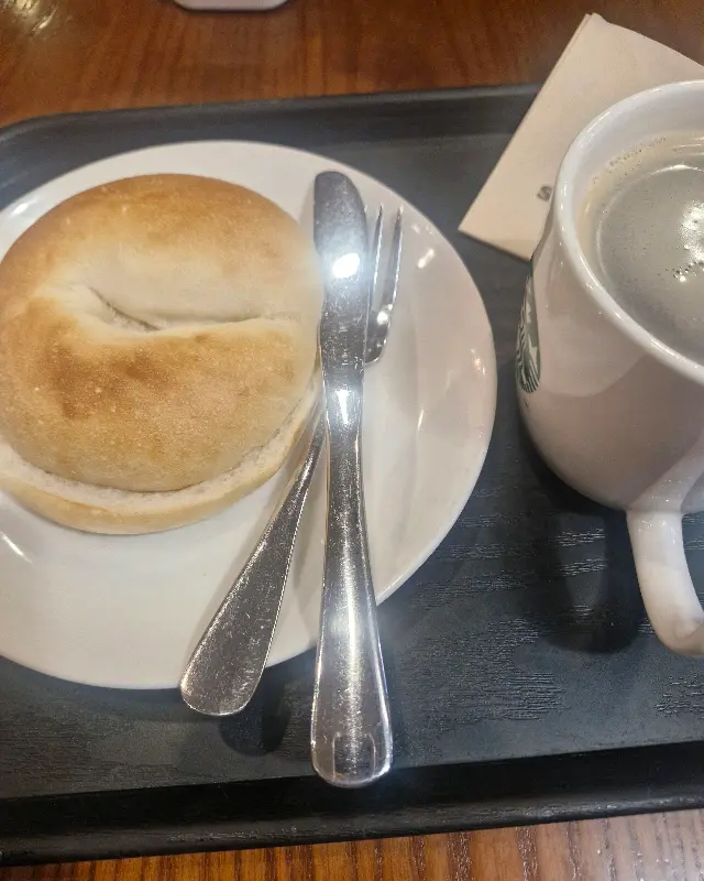 스타벅스 베이글과 커피