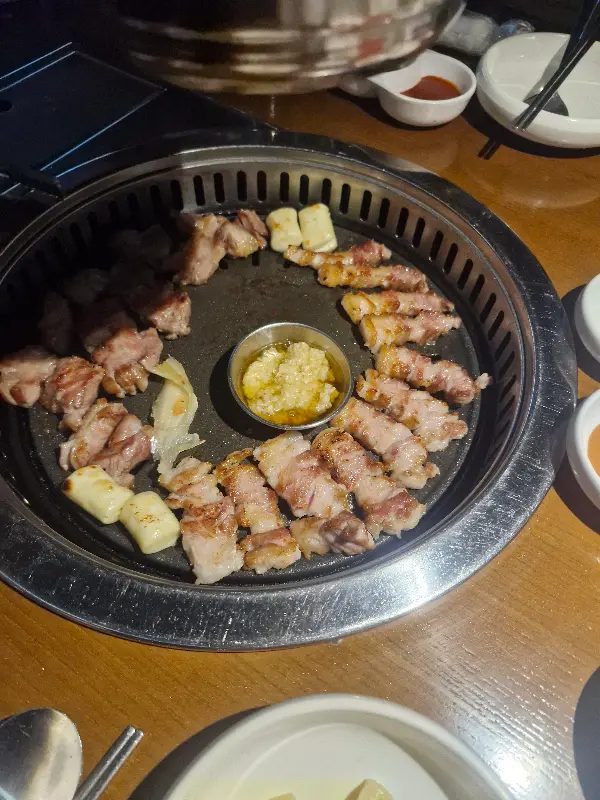 고기, 떡과 함께 구워지고 있는 불판