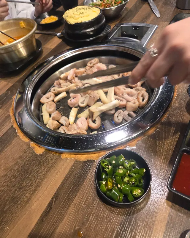 해산물이 듬뿍 들어간 해물라면의 모습