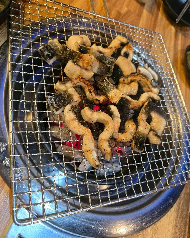 숯불 위에서 구워지는 장어