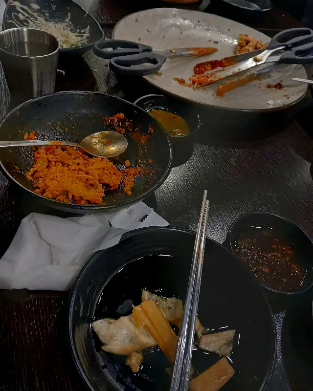 깨끗하게 비워진 접시