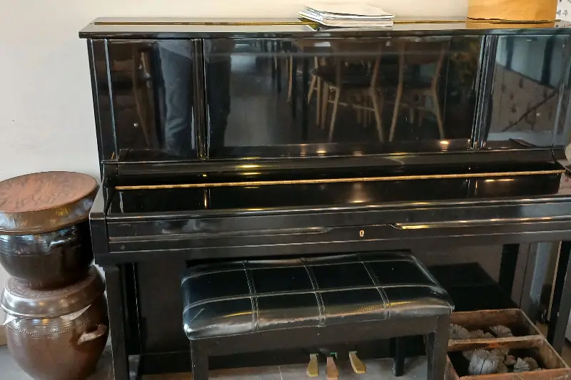 대선칼국수 내부 피아노