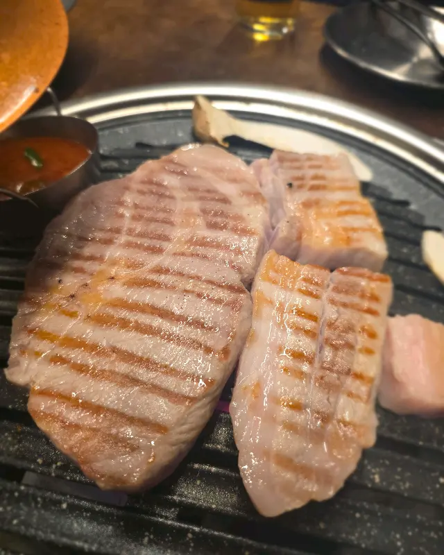 불판 위에서 익어가는 고기