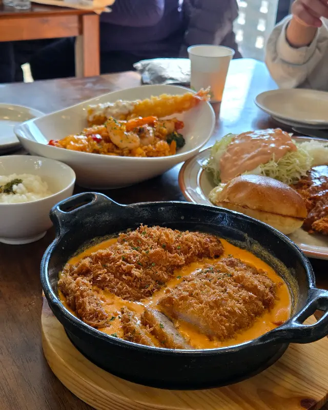 돈까스 한 상 차림