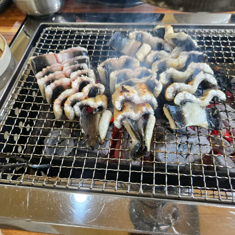 숯불 위에서 익어가는 장어