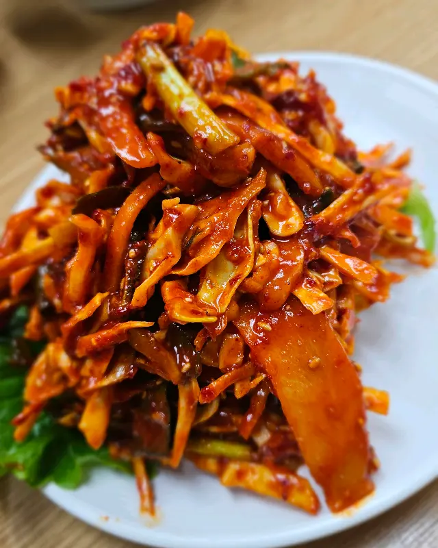 윤기가 흐르는 밴댕이회무침