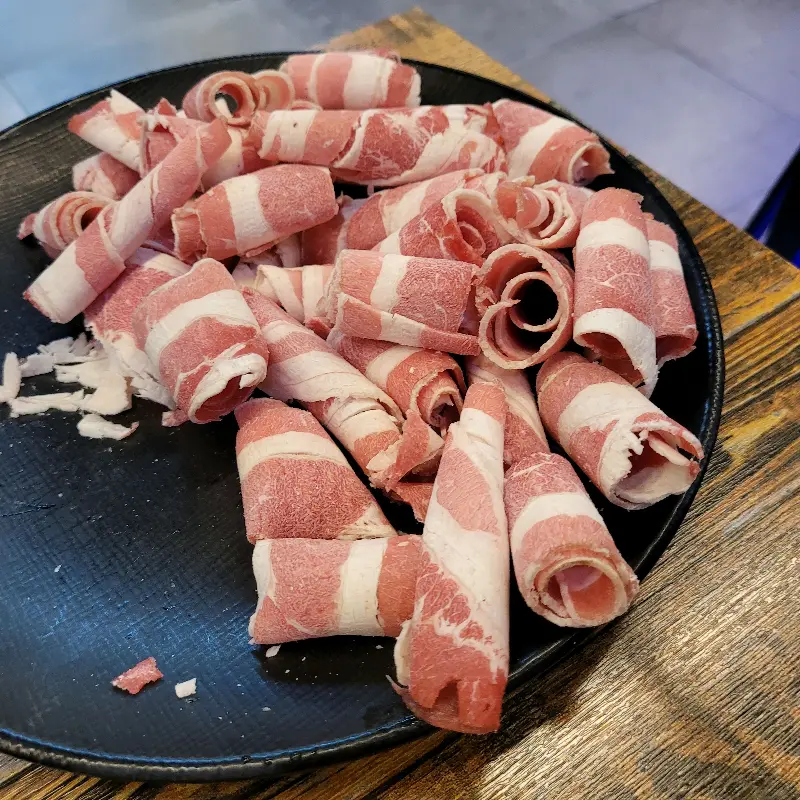 접시에 담겨져 있는 대패삼겹살