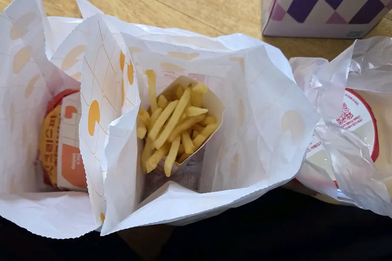 갓 튀겨져 나온 따끈따끈한 감자튀김