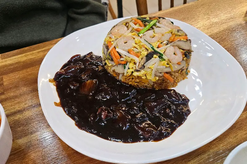 짜장 소스를 곁들인 볶음밥