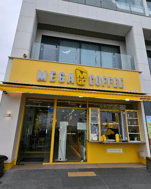 메가커피 강문해변점 외부