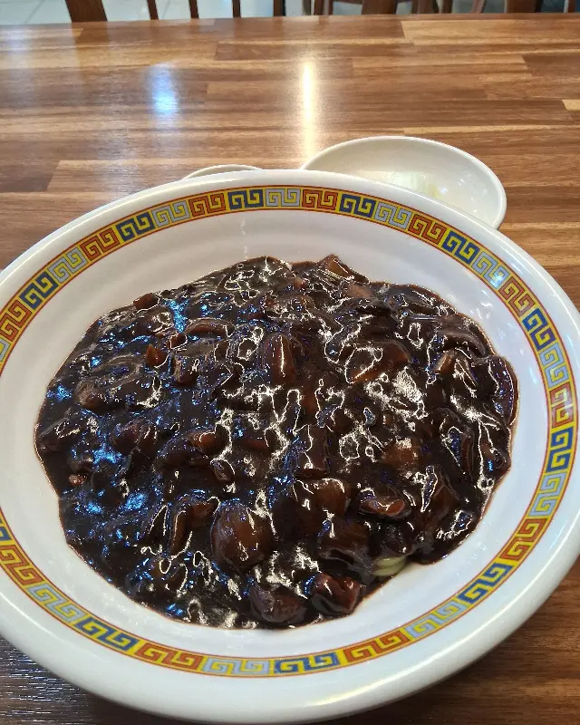 윤기 좔좔 짜장면