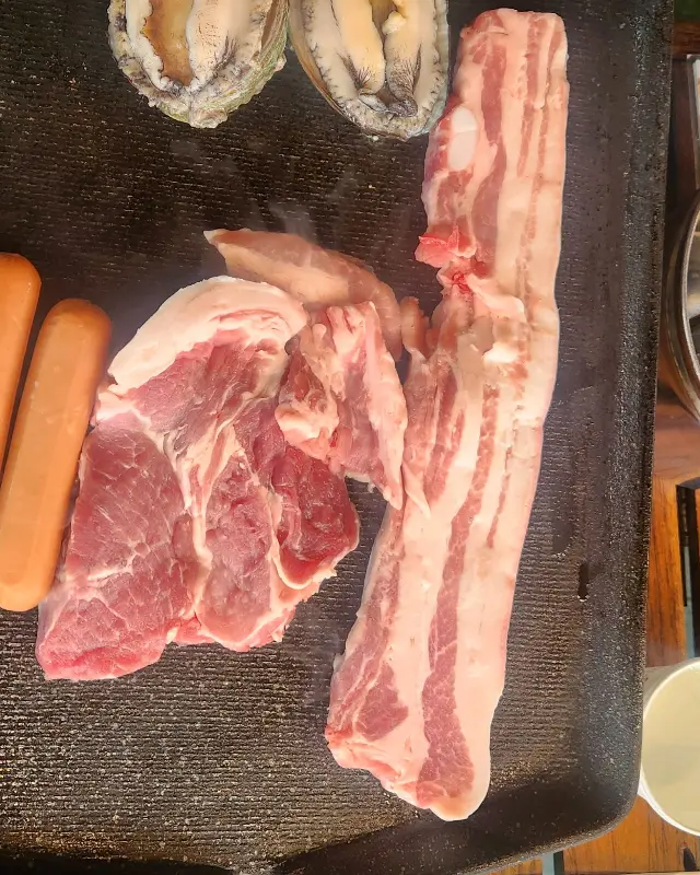 흑돼지 오겹살과 목살, 전복, 소시지