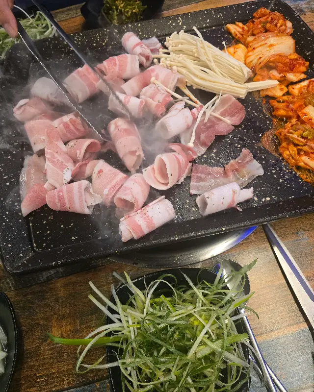 불판 위에서 맛있게 익어가는 대패 삼겹살