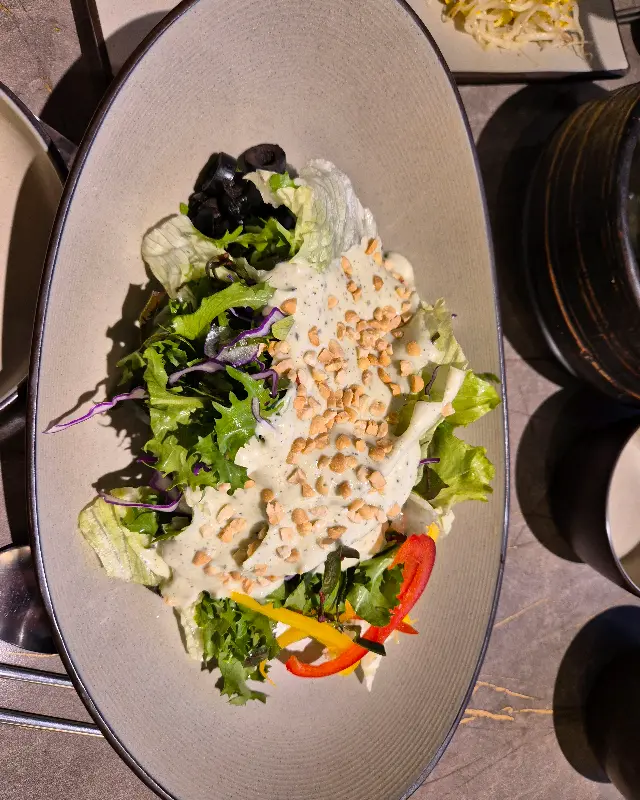 신선한 채소가 가득한 샐러드. 드레싱이 상큼해서 입맛을 돋우기에 제격이다.