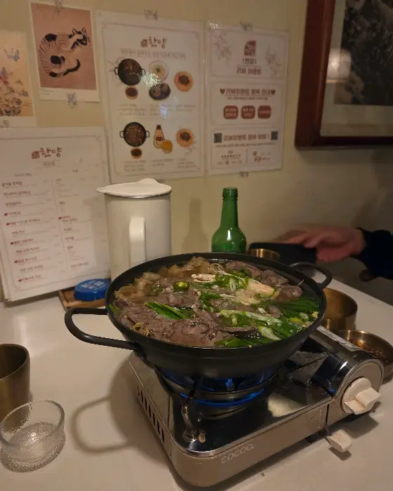 끓고 있는 전골 냄비