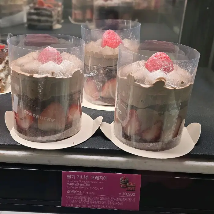 투명 컵에 담긴 딸기 디저트