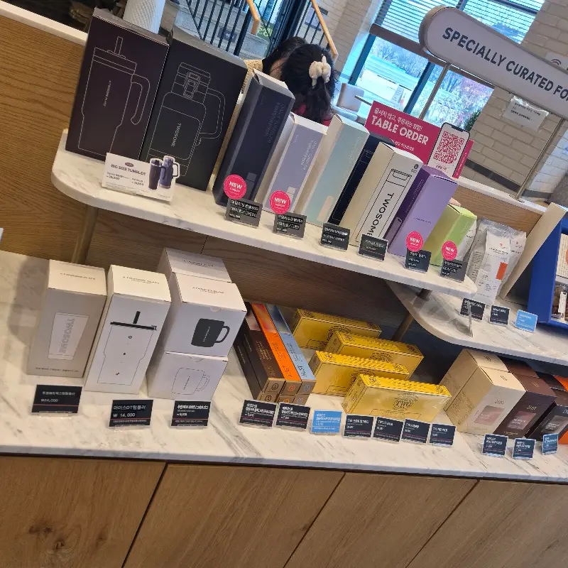 투썸플레이스 기념품 코너