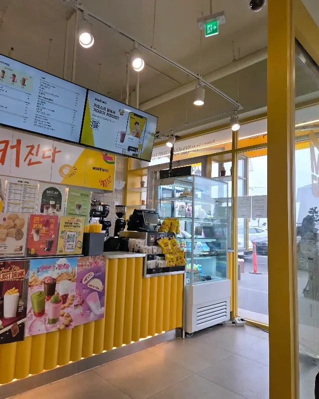 메가커피 강문해변점 내부