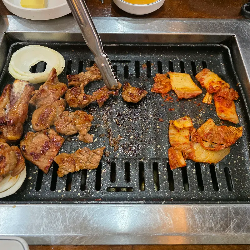 불판 위의 돼지갈비와 김치