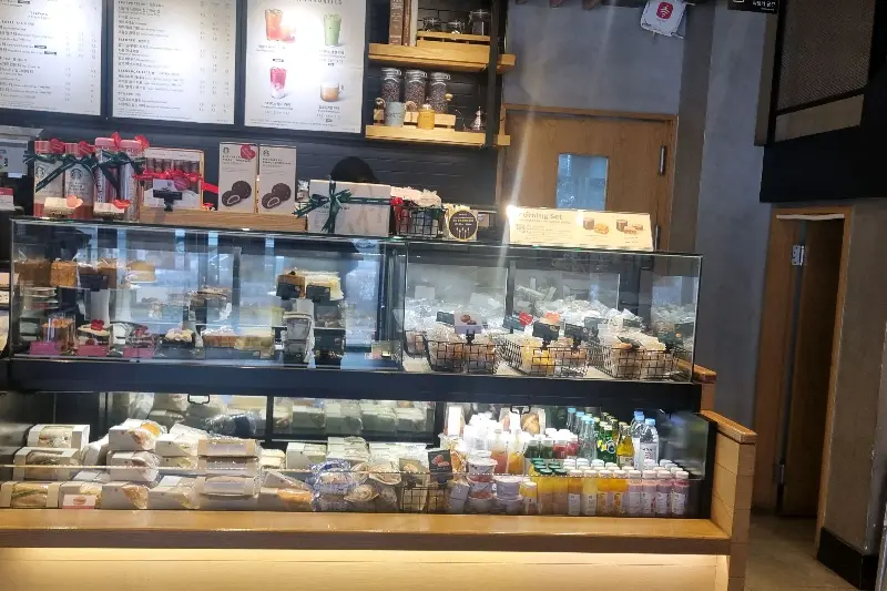 다양한 디저트가 진열된 쇼케이스