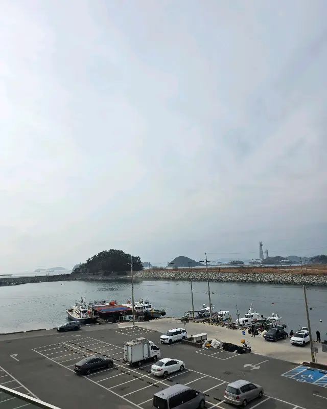 카페에서 바라본 바다 풍경