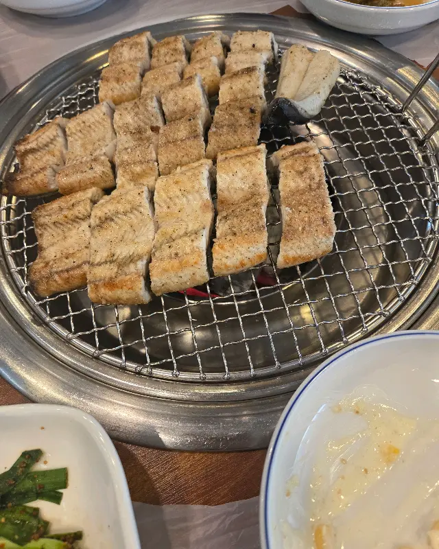 장어구이와 다양한 쌈 채소