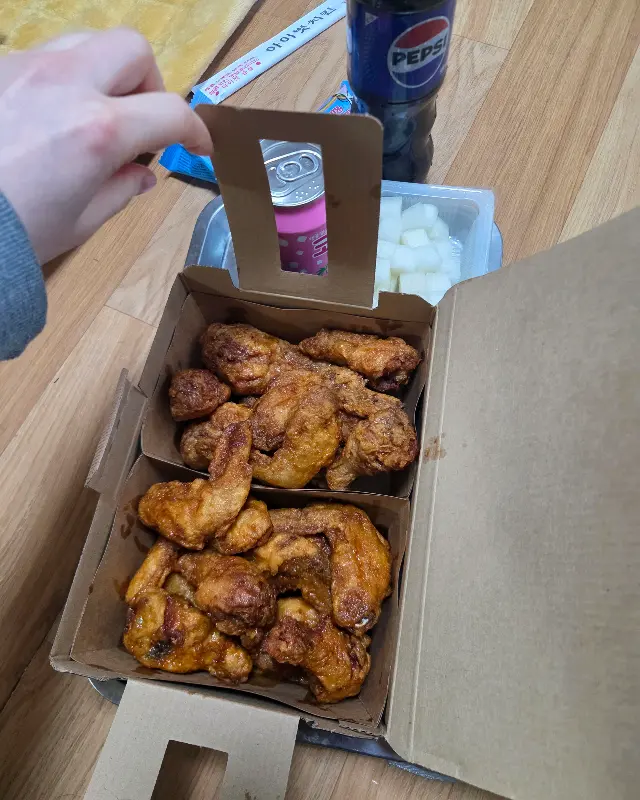 두 가지 맛을 한 번에 즐길 수 있는 반반 치킨