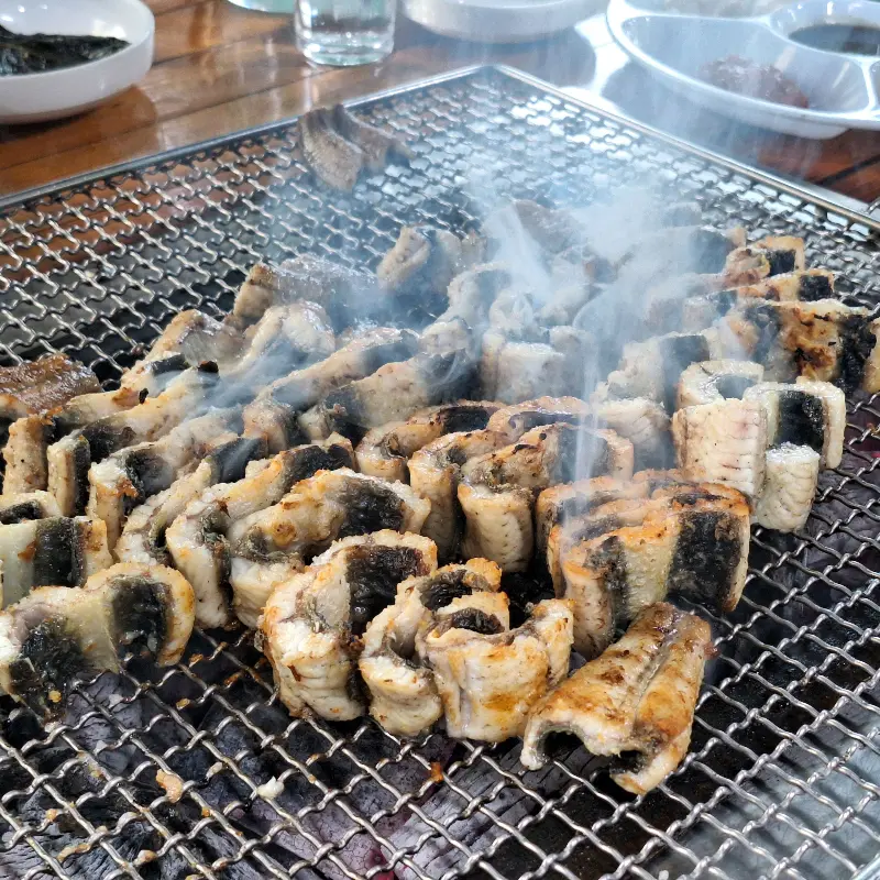 숯불 위에서 먹기 좋게 잘라진 장어