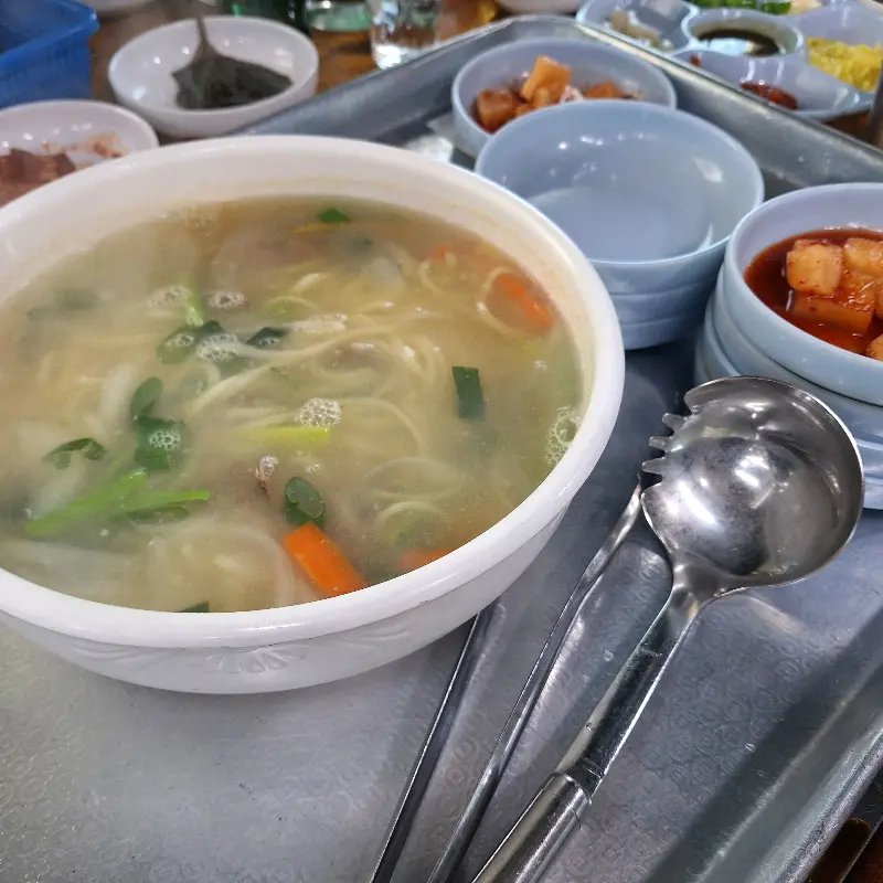 따뜻하고 깊은 맛이 일품인 장어탕